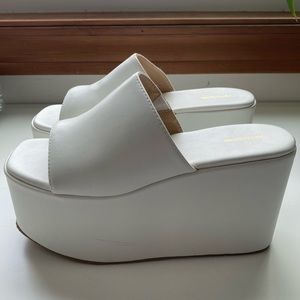 PRETTYLITTLETHING WHITE PLATFORM SLIDES SIZE 6